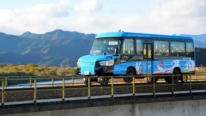 Автобус или поезд? В Японии создали необычное транспортное средство для пенсионеров
