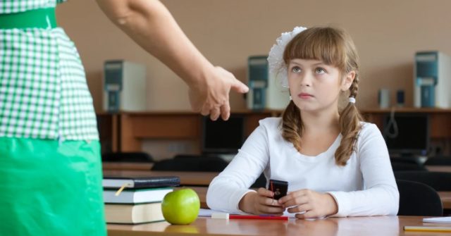 У российских школьников будут забирать телефоны перед входом в класс