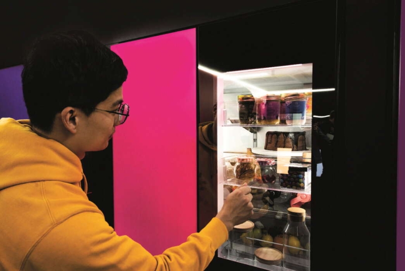 Холодильник LG INSTAVIEW MOOD UP создает настроение посетителям выставки Vivid Sydney 2023